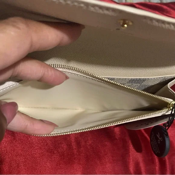 Luis Vuitton Damier Azur Emilie Wallet - Picture 7 of 10